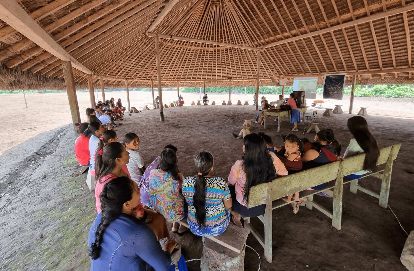 Community meeting in Sharamentsa